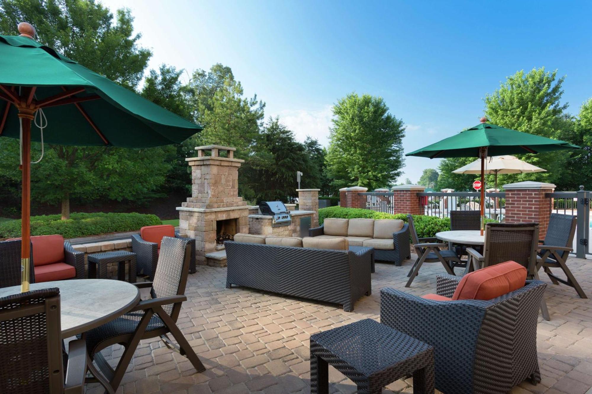 Hampton Inn Belmont At Montcross Exteriör bild