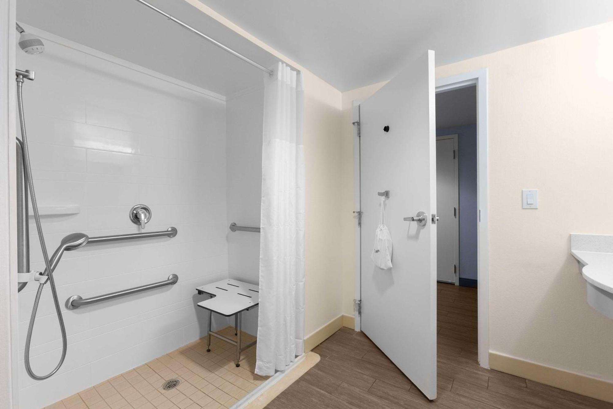 Hampton Inn Belmont At Montcross Exteriör bild