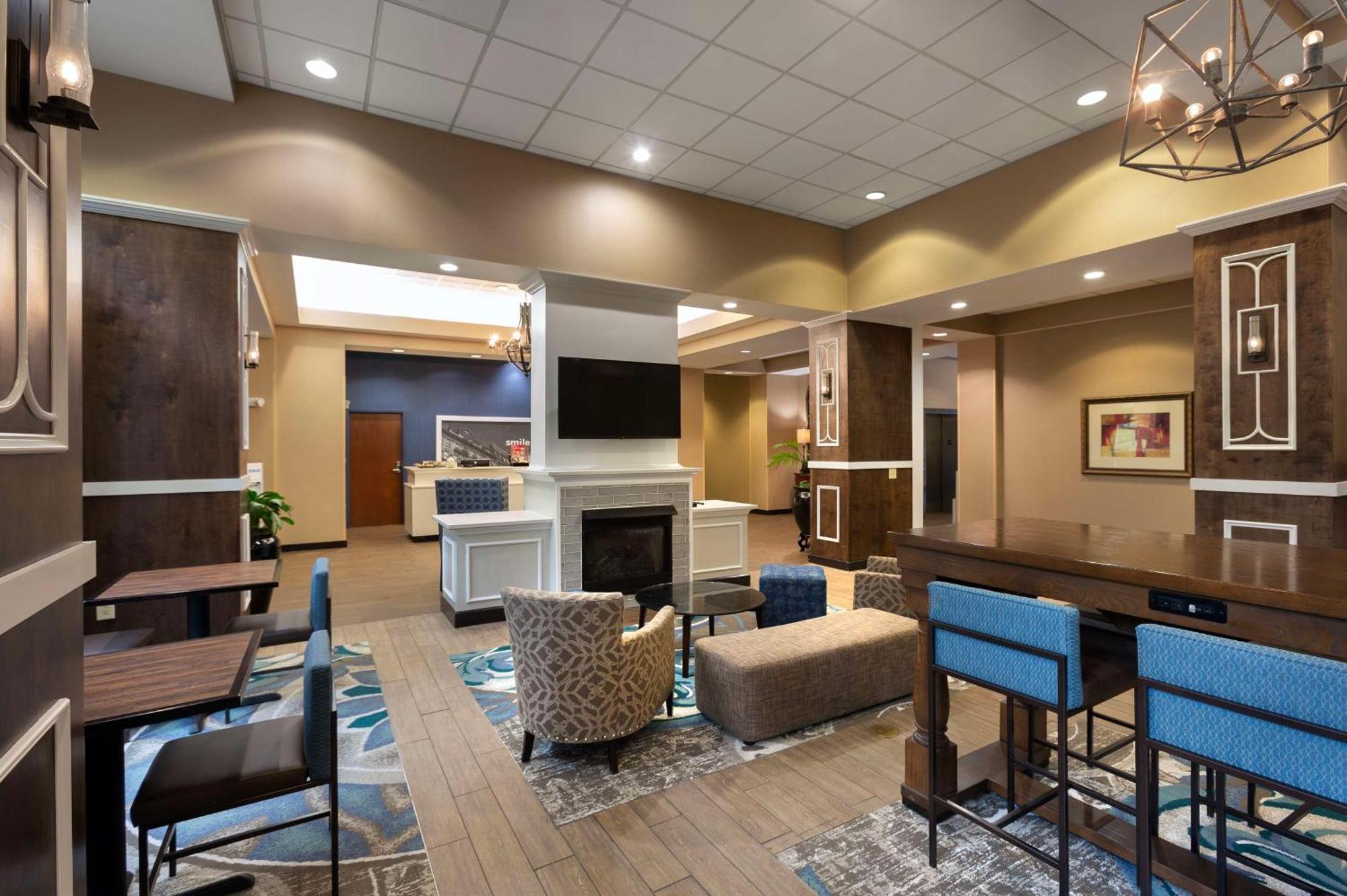 Hampton Inn Belmont At Montcross Exteriör bild